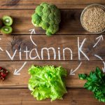Vitamina K: çfarë është, përfitimet dhe si të kuptoni nëse po merrni dozën tuaj ditore